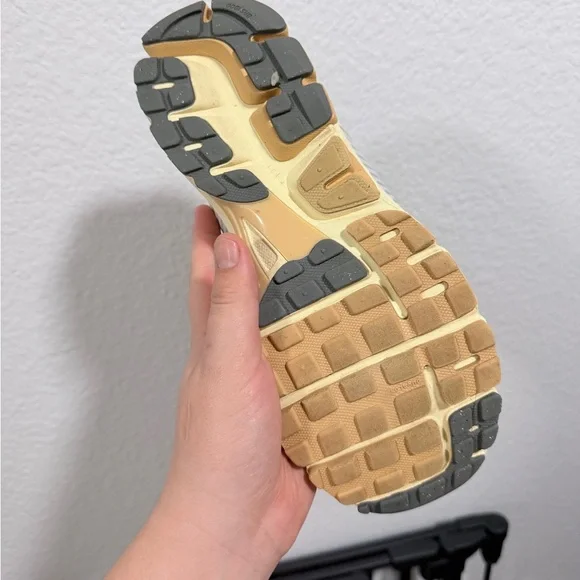 Nike White and Cream Vomero 5 - Picture 4 of 9